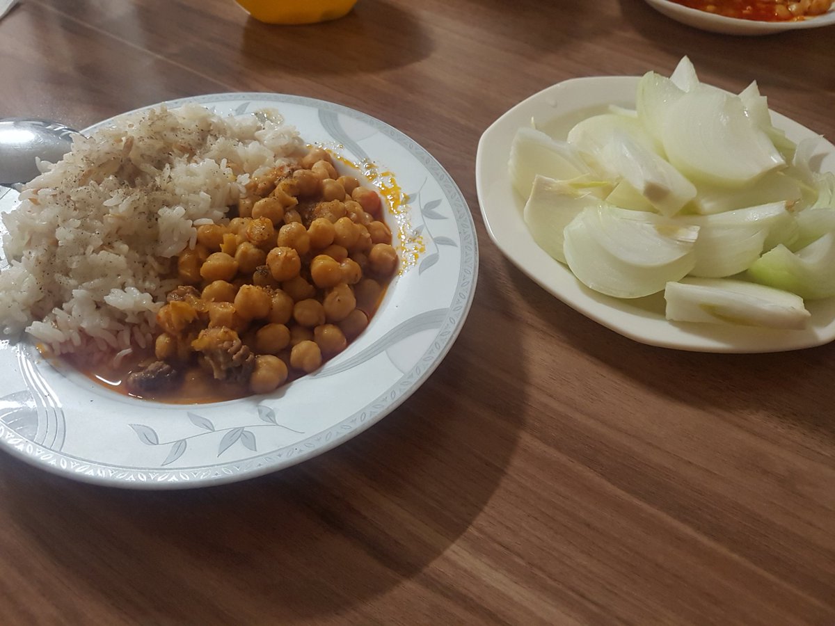 Yemekte etli nohut ve soğan var.Tanrı'ya şükür bugünde zenginiz.