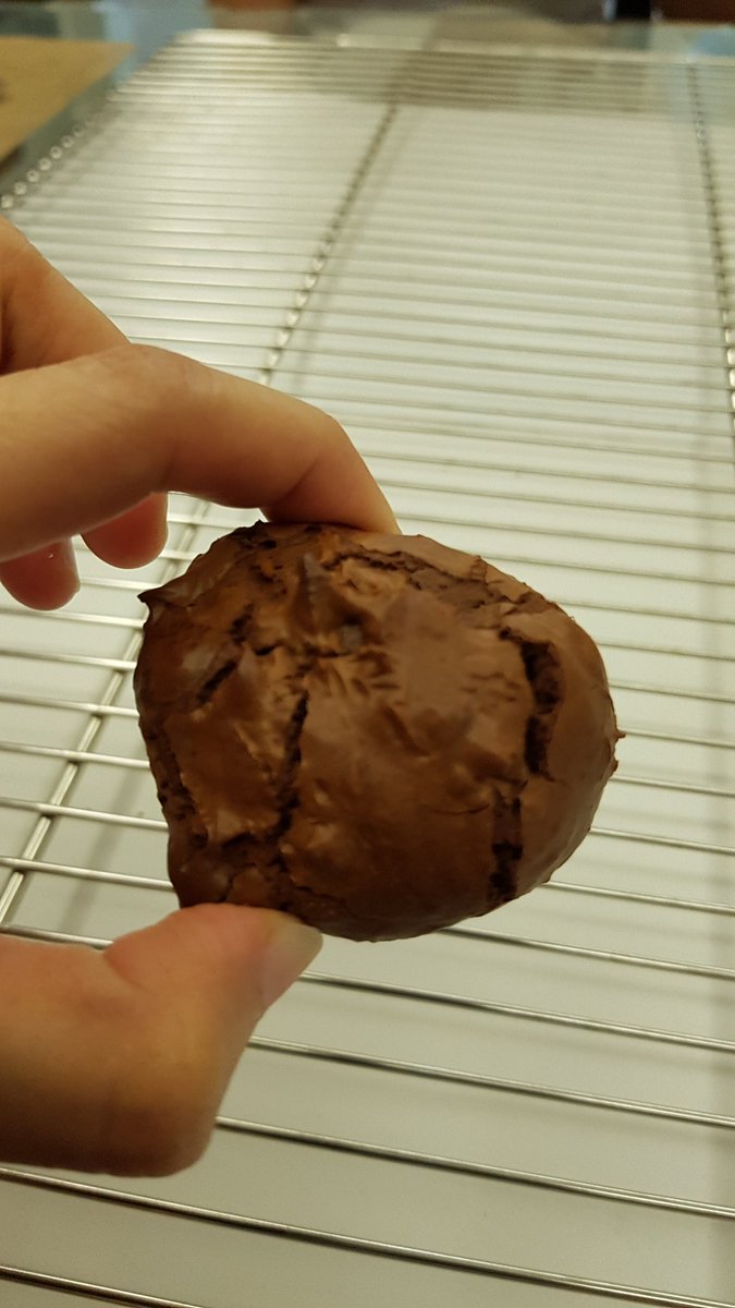 BamBamAvatar's tweet photo. ซ้ายอบถาดแรก ขวาถาดที่ 3 ไหงน้องไม่เงาแล้วหล่ะ น้องงงงงงงงงงงง
#firstcookiebrownie #yybaking https://t.co/hZCIbuWz6E