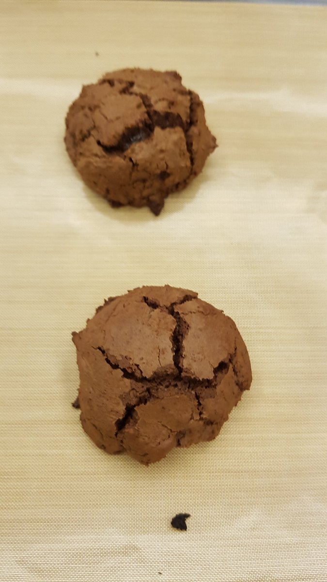 BamBamAvatar's tweet photo. ซ้ายอบถาดแรก ขวาถาดที่ 3 ไหงน้องไม่เงาแล้วหล่ะ น้องงงงงงงงงงงง
#firstcookiebrownie #yybaking https://t.co/hZCIbuWz6E