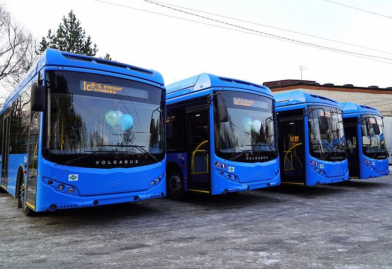 Gazprom_GMT's tweet photo. В Хабаровск поставили 15 новых #Volgabus на метане. Мэр города Сергей Кравчук провёл тест-драйв одного автобуса и отметил комфортность транспорта https://t.co/XPI0NTXoxc https://t.co/xMNR3q69Vp