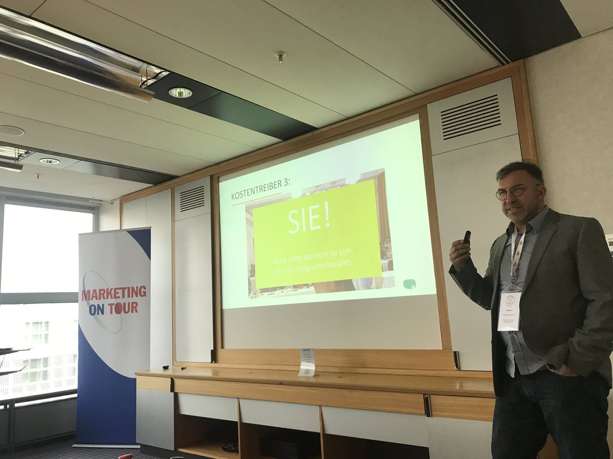 OriginalElJorge's tweet photo. "Sorgen Sie dafür, dass Sie lieber mehr Zeit in Content stecken, als in andere Lästigkeiten", sagt @uwemichaelsinn und empfiehlt, lieber mehr Geld in Tools zu investieren, wenn es Arbeitszeit spart. #lbc18 https://t.co/OFw0d6ausY