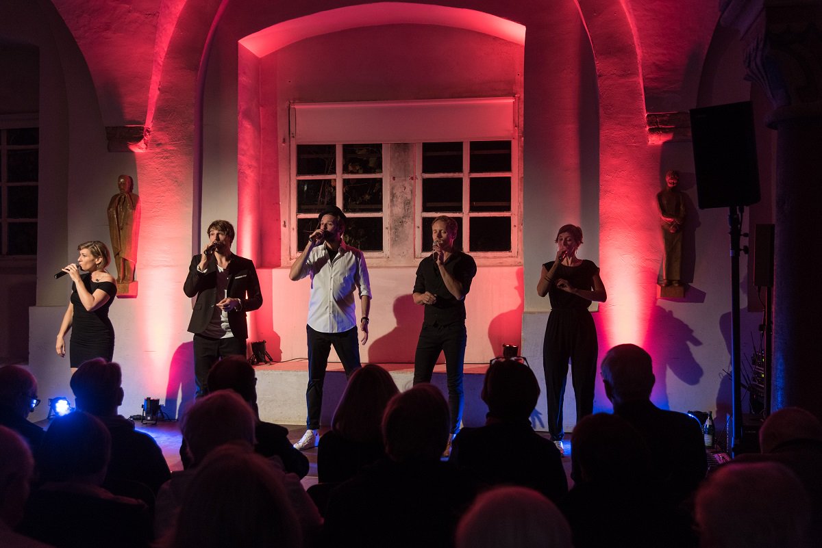 Michaelstein__'s tweet photo. Wow... #VOXID neulich noch bei uns auf der Klosterbühne, jetzt bald in den USA bei den @ACappellaAwards nominiert! https://t.co/OJstCH3axb @Kulturstiftung_ @HarzerKloester https://t.co/D9BZCSGSx9