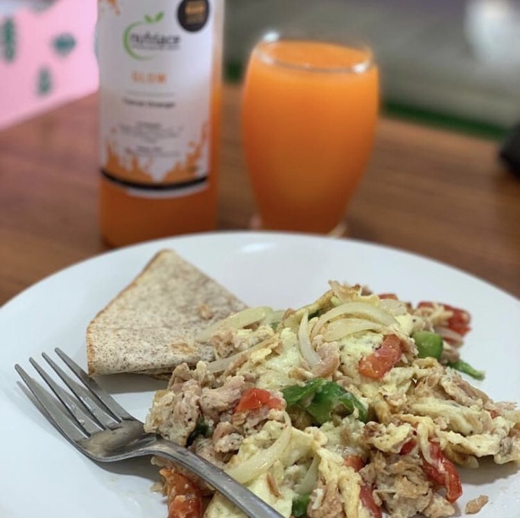 nutri_ace's tweet photo. Simple breakfast inspiration 😍
2 eggs white omelette 
1oz tuna chunks 
1 whole wheat tortilla 
And a bottle of glow juice (carrot and orange) 
#GoodMorningWorld 
#nutriace 
#Onbecomingthebestjuicebrand 
#weightlossjourney https://t.co/HPDFuCETcS