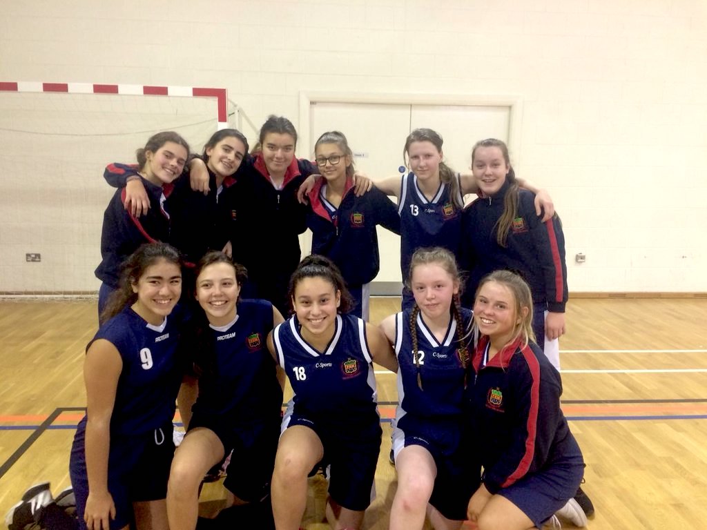 midletonschool's tweet photo. 🏀Nuestras alumnas Alexandra y Sara, alumnas de #Año Escolar en #Irlanda en el colegio Rockford Manor, ¡han llegado junto con su equipo de baloncesto a las semifinales! ¡Sois unas campeonas! ⭐️
#midletonschool #elañodetuvida #añoacadémico https://t.co/8Mm8O47lfD