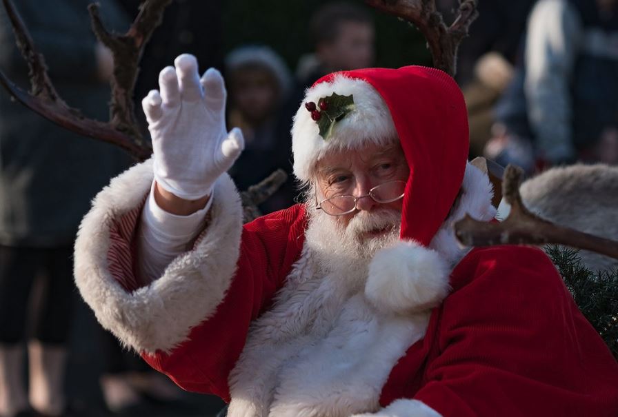 Gallimores's tweet image. We're loving this picture from Wigan Rotary’s Christmas float! 🎅🏻

Do you say Santa or Father Christmas? 🎄

📷 @WiganCouncil 

#Gallimores
#Wigan
#ChristmasFloat
#Santa