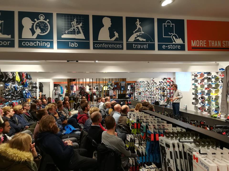 Ondertussen een tweetal weken geleden dat John Rooms aanwezig was bij <a href="/TraKKsBelgium/">TraKKs</a> #trakksgent met een interessante uiteenzetting richting Blessurevrij lopen en het gelijknamige boek #blessurevrij #lopen . Uiteraard beschikbaar bij <a href="/TraKKsBelgium/">TraKKs</a> .
healthlab.be/tv/638_blessur…