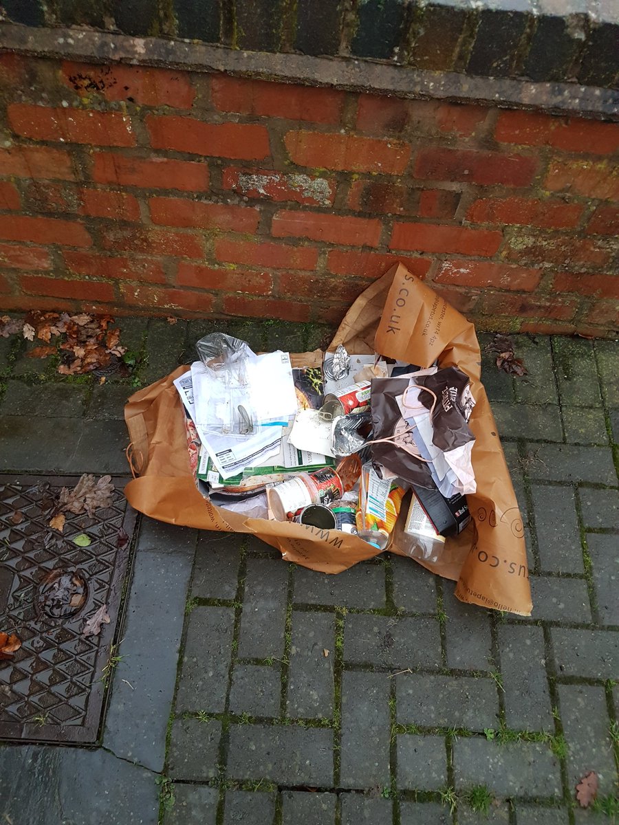 ant_harding's tweet photo. @Warwick_DC is this the way you do recycling collection now? Pour out half the recycling and take the red boxes. Where are our red boxes? #RedBox https://t.co/2QQeOtVxqh