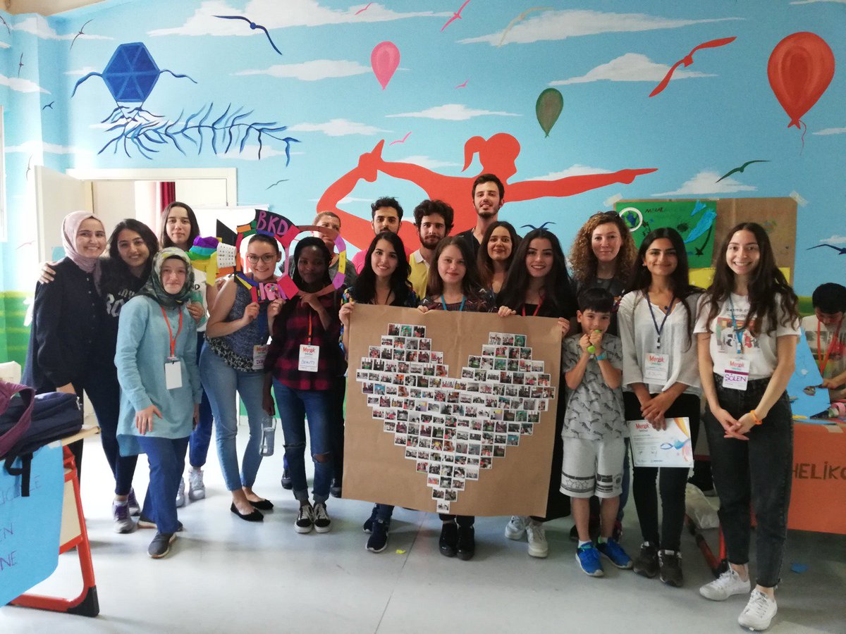 Gönüllülerimize "Sizce gönüllülük nedir? Nasıl hissettiriyor?" diye sorduk. 
Tüm gönüllülerimizin Dünya Gönüllüler Günü'nü sizlerden gelenlerle kutluyoruz 🎉 İyi ki varsınız 😊 #BilimKahramanları #5Aralık #DünyaGönüllülerGünü #GönüllüysenRenkVer #InternationalVolunteerDay