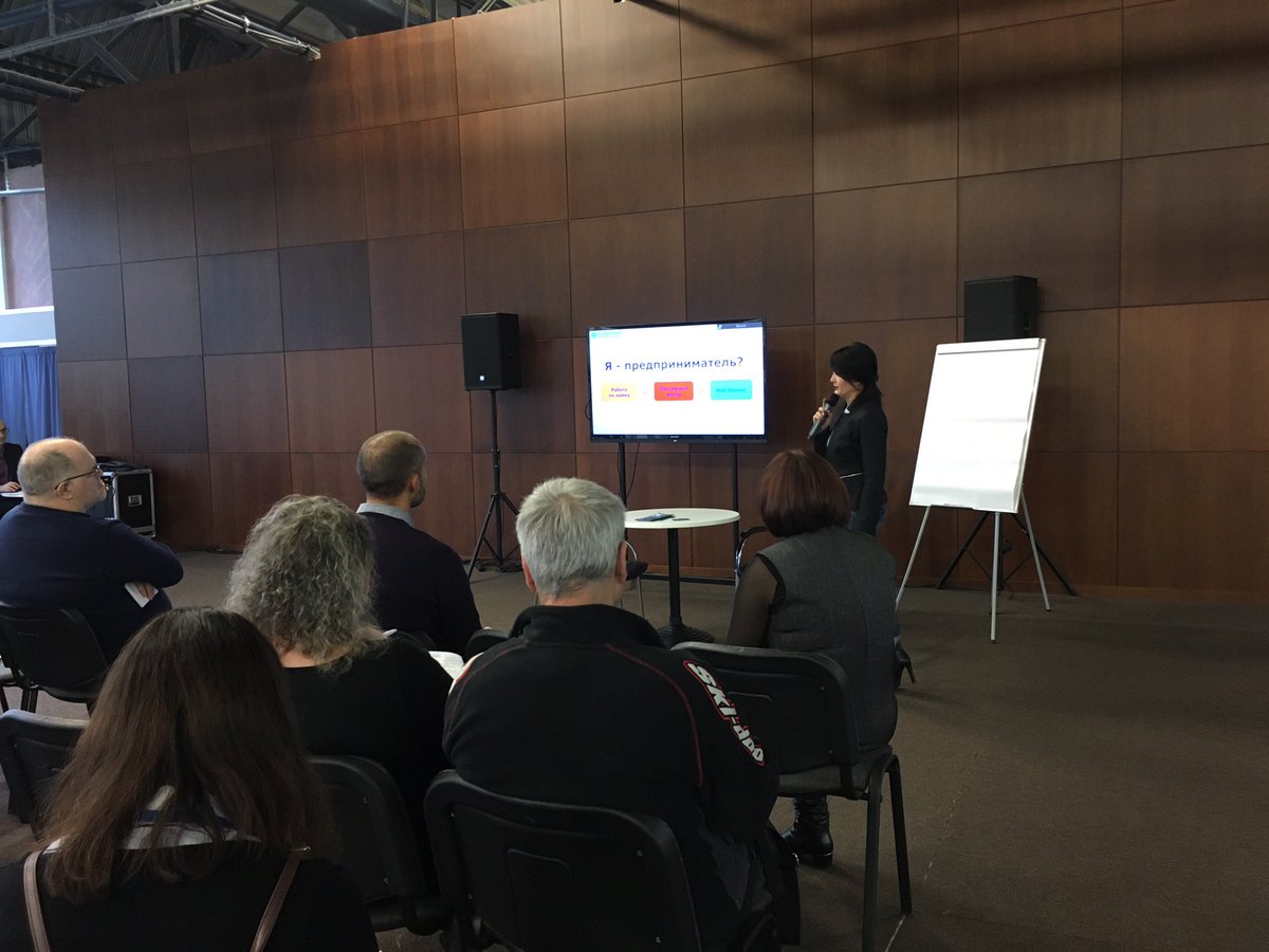 Наталья Королева, генеральный директор ООО «АП-ЭДВАЙЗЕРС» в интерактивной зоне «Как начать собственное дело» рассказывает о том, как начать и развивать бизнес без стресса и разочарований. 

Ярмарка-выставка «Малый бизнес и предпринимательство» проходит сегодня в Ленэкспо до 16:00