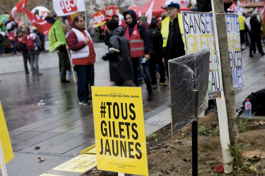 LSAconsommation's tweet photo. On s'en doutait, le sondage Perifem/Opinionway le confirme. Les Français ont délaissé les magasins face au mouvement de protestation des "Gilets Jaunes" et l'e-commerce en sort grand gagnant.
https://t.co/wYPmqQ2Cik https://t.co/8VTQuBDDnw