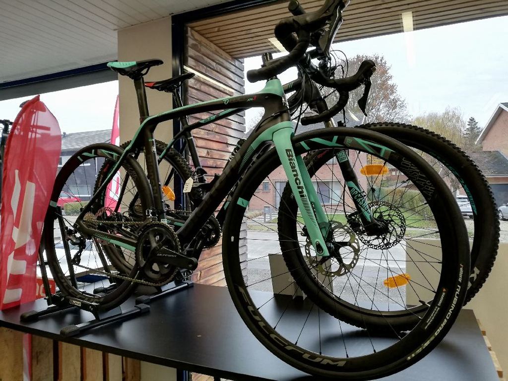 decoureur1's tweet photo. splendid machine Bianchi oltre X3 disc #bianchi #oltre https://t.co/WxkhmGno27