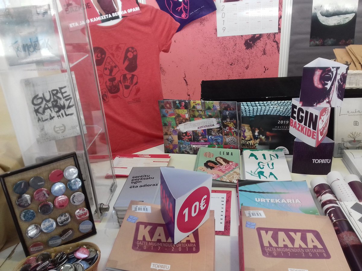 egin_klak's tweet photo. Egun on!! Laster hasiko #DA Durangoko Azoka, eta guk dena prest! Zuen zain gaude Goienkale 36an @txgorria-ko lagunekin! #Kaxa, 2019ko egutegia, Topatuko kuadernoak... Baita #Lema, #Aingura, @Askapena-ren eta @kaleaguztionada-ren egutegiekin ere! https://t.co/QIWAOXI56j