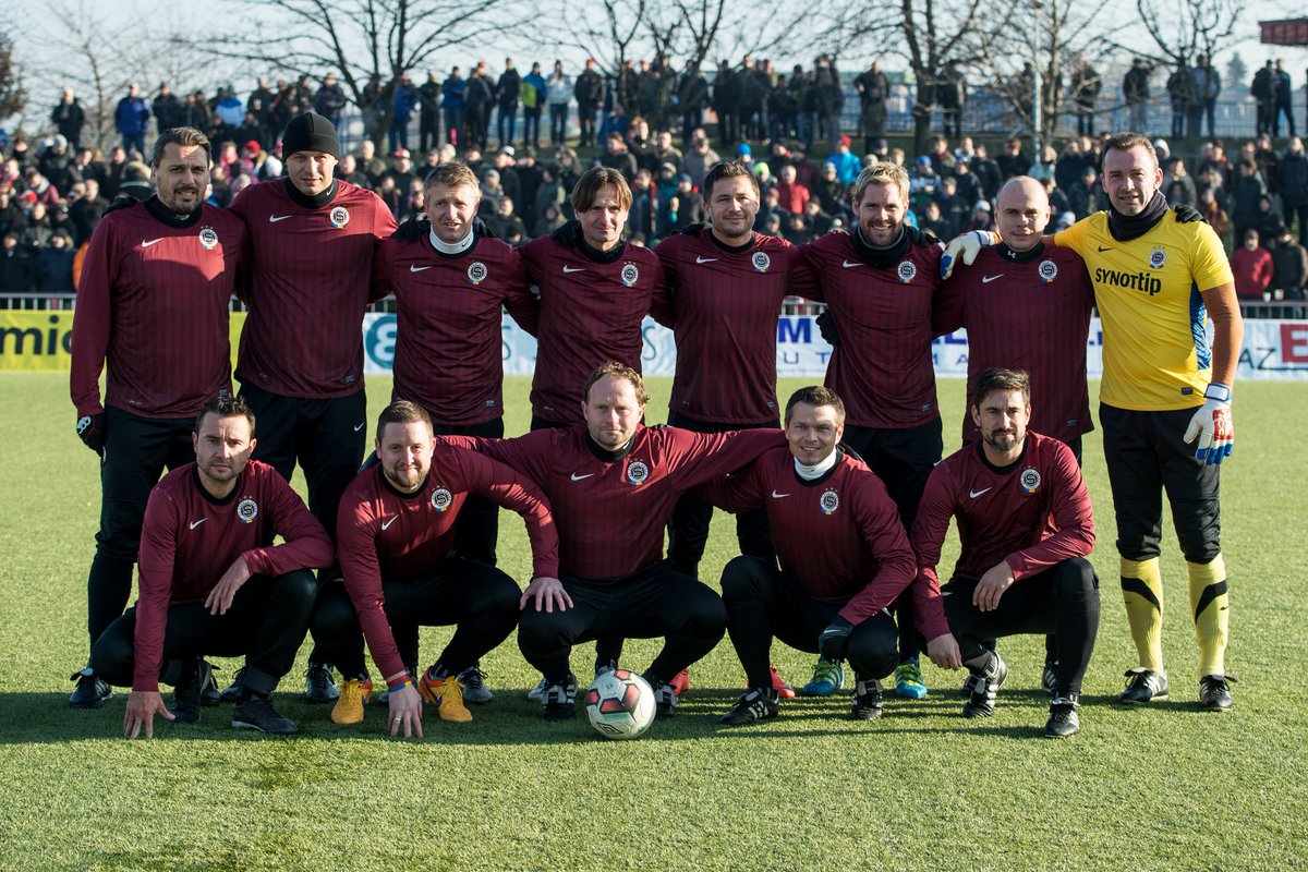 ACSparta_CZ's tweet photo. SILVESTROVSKÉ DERBY | Zveme vás na tradiční Silvestrovské derby, ve kterém uvidíte internacionály i veterány Sparty! Celá akce začíná 31.12. v deset hodin dopoledne na umělé trávě v Edenu! #acsparta

VSTUPENKY ➡️ https://t.co/oEAGt6vErR https://t.co/95NMIFM4pp