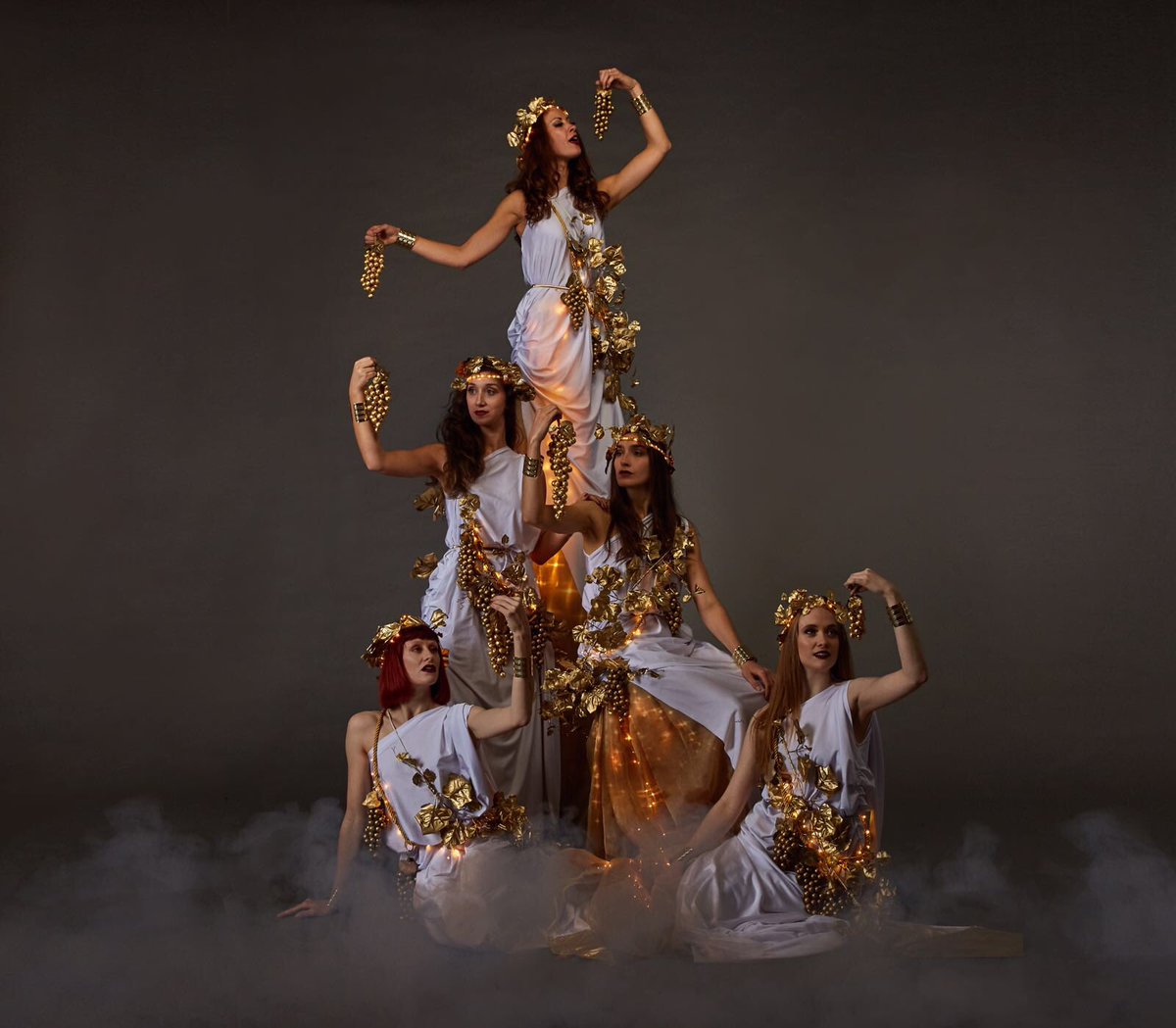 EmJSmith21's tweet photo. A stunning banquet with @divinecompany and their #ediblecostumes 😃🍫🍇 

#dancers #actors #stiltwalkers #chocolategrapes #goldgrapes #grecianstyle #greciangoddess https://t.co/XDj7gADjRE