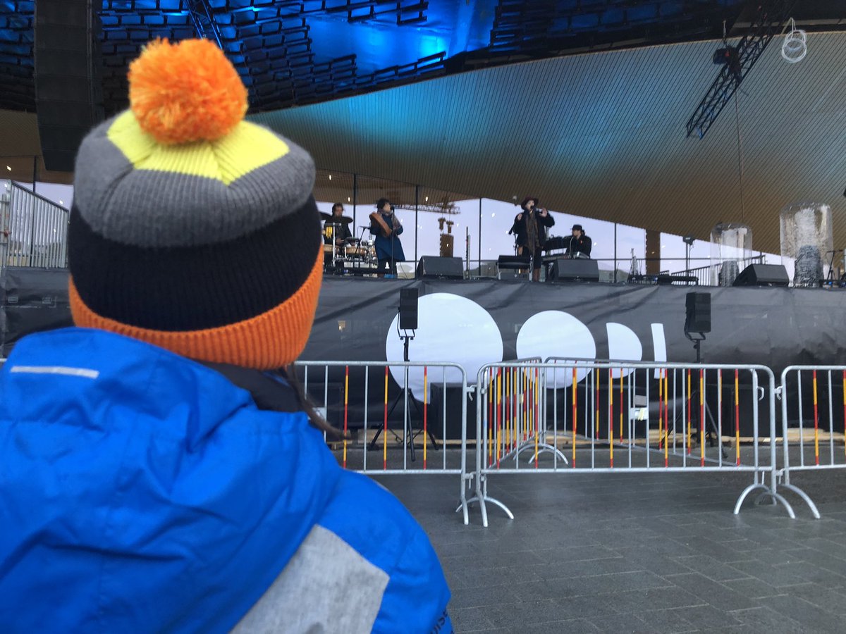 Lapin_Loitsu's tweet photo. Tultiin katsomaan Oodia ja mikä ihana vastaanotto! Solju, joka missattiin kesällä Inarissa, harjoittelee täällä. #lastenitsenäisyysjuhla #suomi101 #oodi #solju https://t.co/8icAv7c5AO