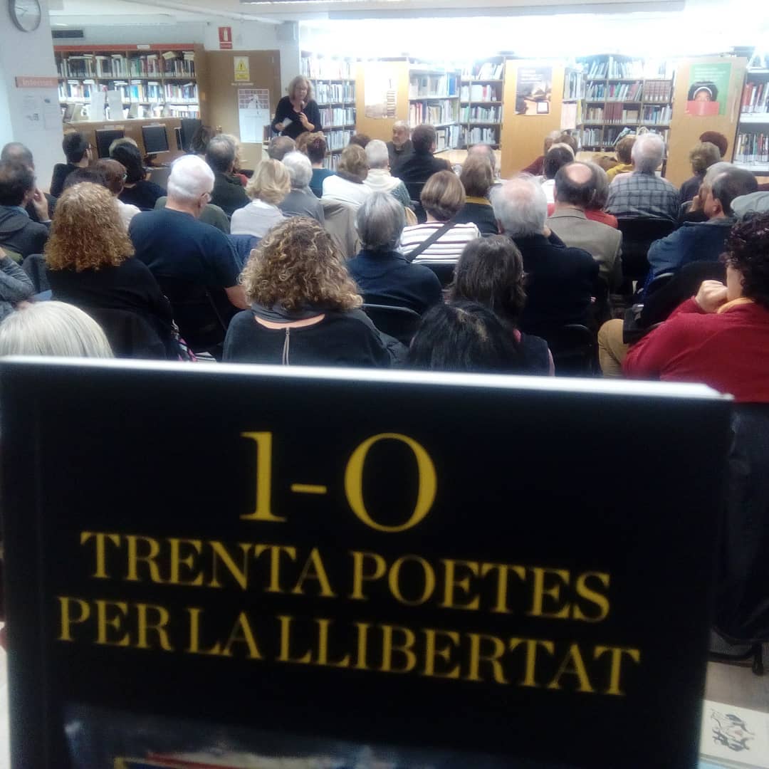 vinyaserra's tweet photo. Ahir a la @biblioalella vam presentar '1-O Trenta poetes per la llibertat' de #vibop_edicions #vibop. La biblioteca es va omplir per escoltar @jminguetb i @EnricCasassas. Casasses va dir poemes fets els darrers mesos (l'últim quan va saber l'inici de la vaga de fam). Llibertat! https://t.co/RnyplShuCE