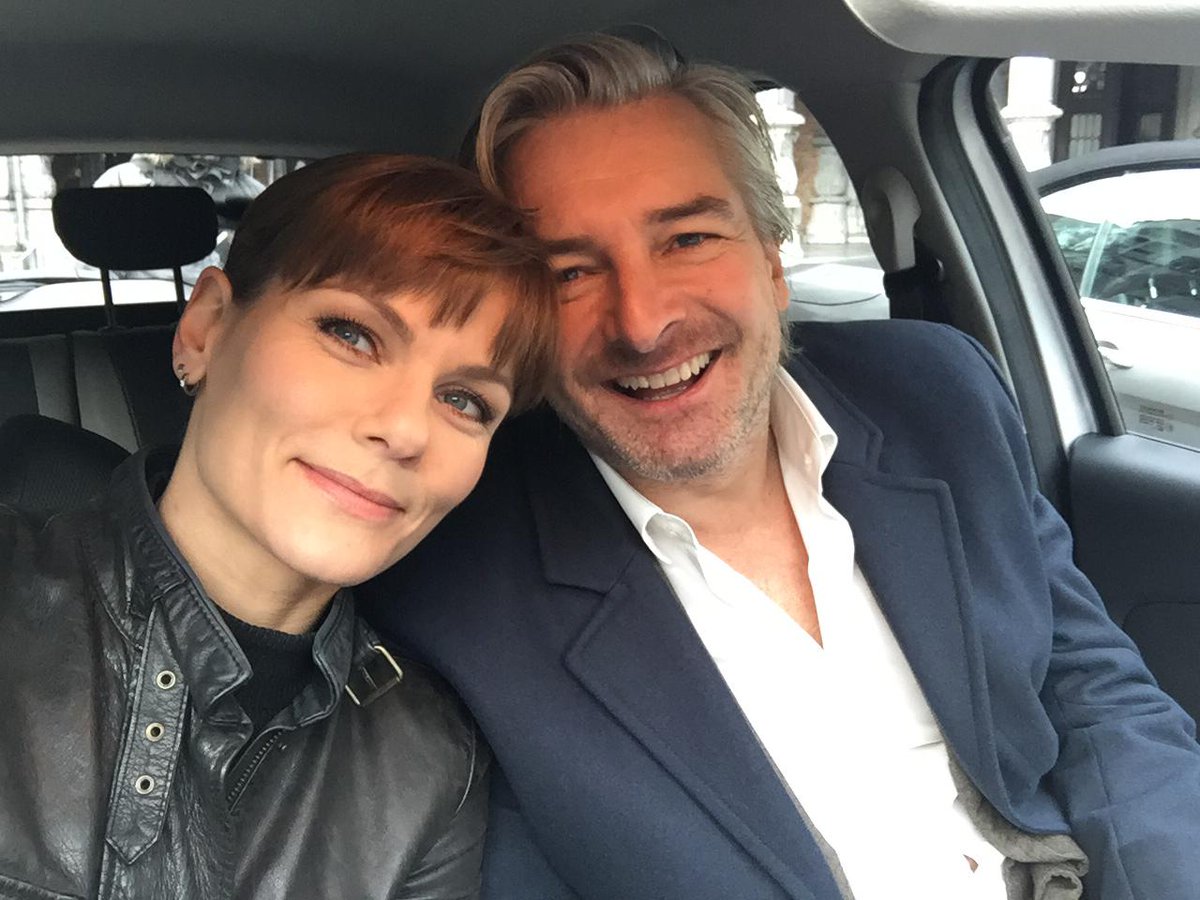 AngelaSchijfNL's tweet photo. De groetjes van ons! #FlikkenMaastricht #seizoen13 #setselfie https://t.co/RASt17cYdk