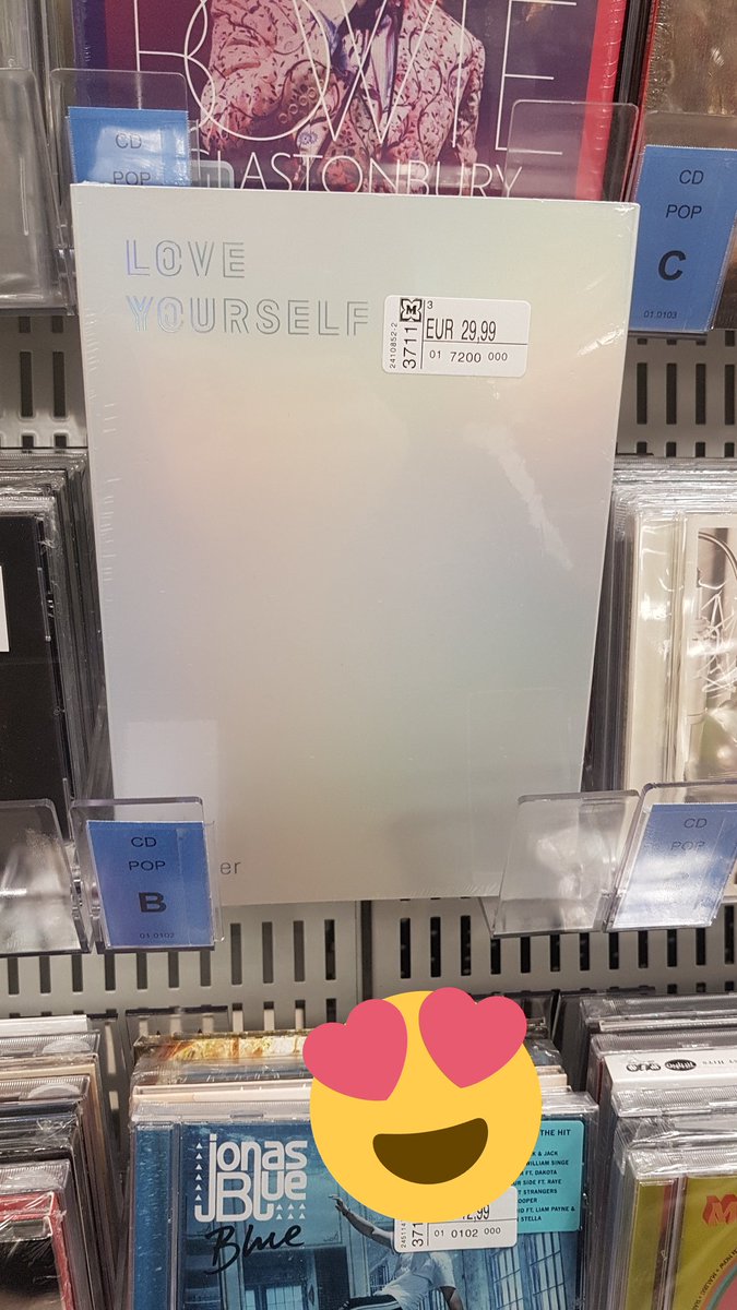 M4l_ly's tweet photo. Quando i BTS arrivano finalmente anche nel paesino dove abiti tu , ed è subito sclero totale. 
Müller|  Fulda, Hessen (Germania)
#BTS #BangtanSonyeondan #BTSArmy #loveyourselfanswer #BTSLoveMyself @BTS_twt @BTSItalia_twt @BTS_ITALIA @bts_bighit @germanBTSforce @BigHitEnt https://t.co/Vz0baMcZGV