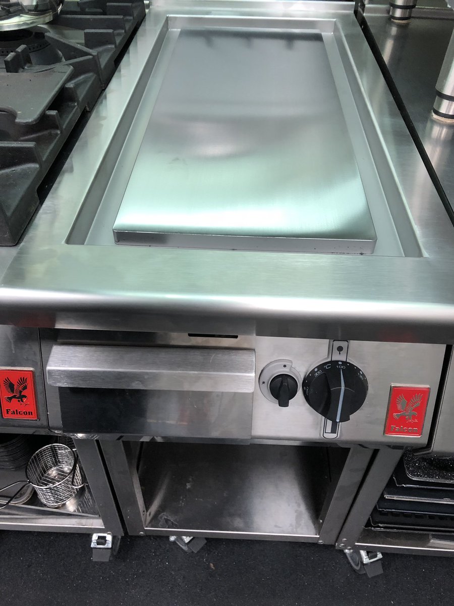#teamfalcon #FabF900 #gettingthingsdone <a href="/FalconFoodserv/">Falcon Foodservice</a> Development Test Kitchen <a href="/FalconDevChef/">Falcon Chef</a> excited with my new G9541 Steel Griddle F900
