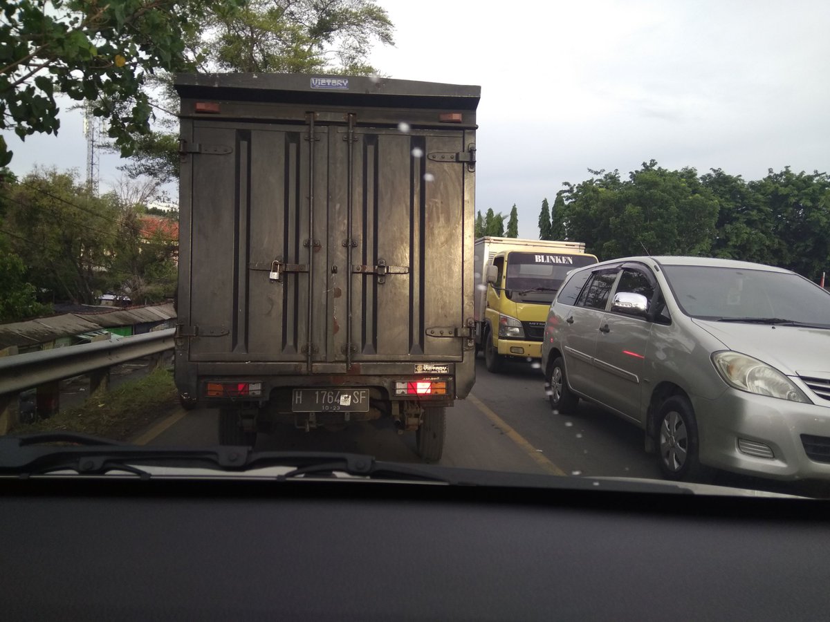 trismarindra's tweet photo. Truk mogok di Fly over Bangetayu, 2 arah tersendat @idolasemarang https://t.co/liaX34NZ30
