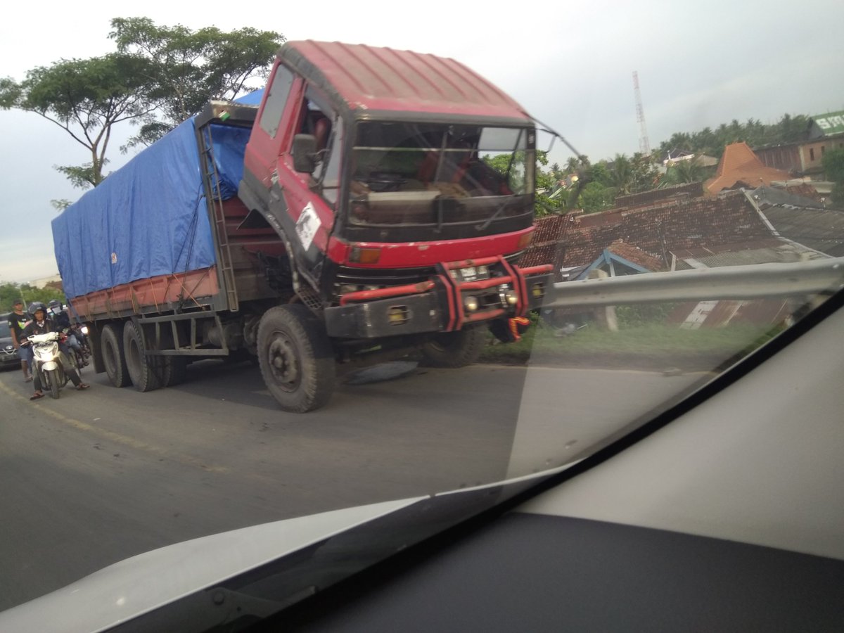 trismarindra's tweet photo. Truk mogok di Fly over Bangetayu, 2 arah tersendat @idolasemarang https://t.co/liaX34NZ30
