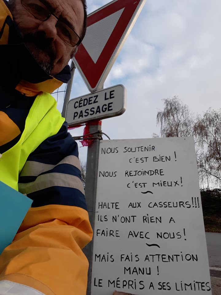 DesphiV's tweet photo. 4.12.18 --> A #Vannes, Serge Buchet @serbuc56, candidat aux élections  #Europeennes2019 soutient les  #GiletsJaunes et hisse sa pancarte pour  une  #6emeRepublique ! https://t.co/0ozYSLB1e4 https://t.co/c0eb7JpDT1