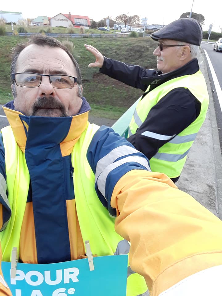 DesphiV's tweet photo. 4.12.18 --> A #Vannes, Serge Buchet @serbuc56, candidat aux élections  #Europeennes2019 soutient les  #GiletsJaunes et hisse sa pancarte pour  une  #6emeRepublique ! https://t.co/0ozYSLB1e4 https://t.co/c0eb7JpDT1