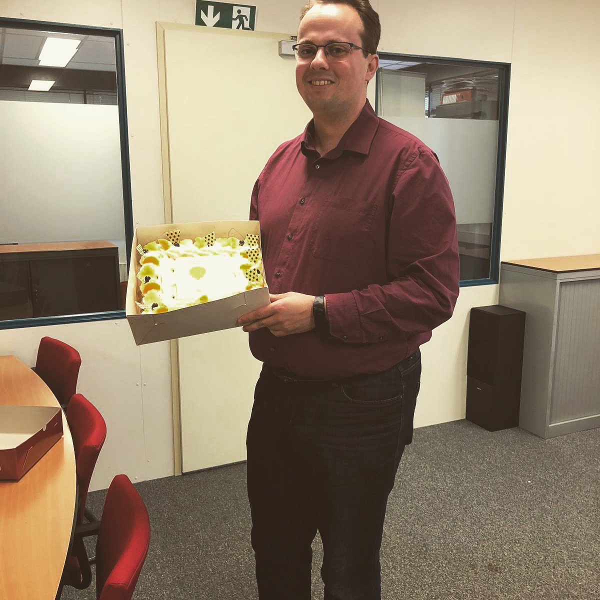 #vertelonsjouwverhaal Tobias is na een detacheringsperiode via #omniformgroup in dienst gegaan bij onze opdrachtgever en partner #habogww. Gefeliciteerd en geniet van de taart!