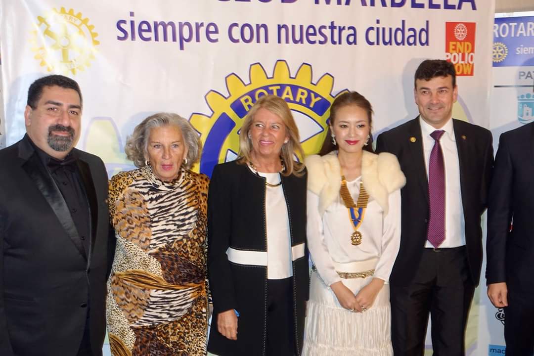 SAEKOHAMADA's tweet photo. Rotary Club Marbella Christmas Charity GALA-Cena GALA de Navidad Recibiendo nuestra querida Alcaldesa de Marbella Maria Angeles @AngelesMunoz_ Es un honor por nosotros RC Marbella por tener su presencia. #rotaryclubmarbella #distrito2203 #rotaryinternational #Marbella https://t.co/EqbYxj2bs9