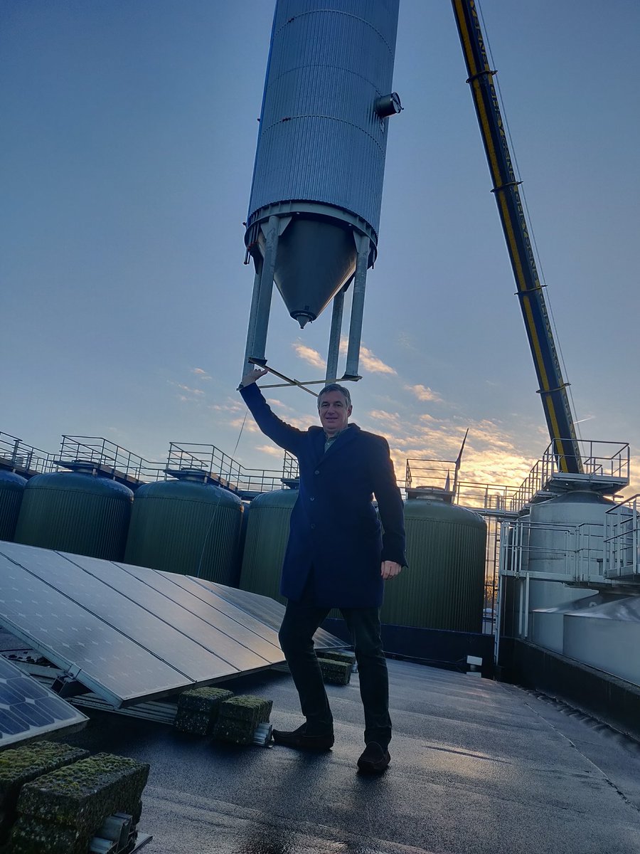 Deliriumbrewery's tweet photo. Big things are happening @huyghebrewery world of Delirium.
8 new Beer tanks are put into place. With a capacity of 120.000L each, 14m heigh 4,5m width and a empty weight of 15ton. 🍺 Cheers to that! #deliriumbrewery #growing #belgiumbeer https://t.co/2lOoCpmEug