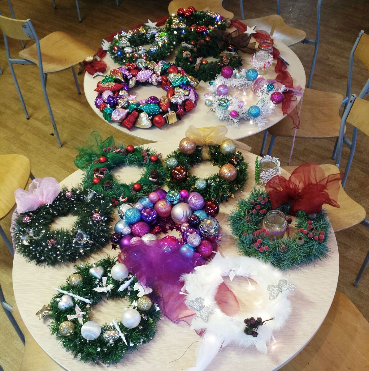 Would you like to do something sociable and creative this Sunday 9th December? Spaces available on our wreath-making workshop. Use fabrics, wool, baubles and a little bit of #sparkle to create your own reusable wreath. buff.ly/2KIe3HH #christmas #Harrogate #knaresborough