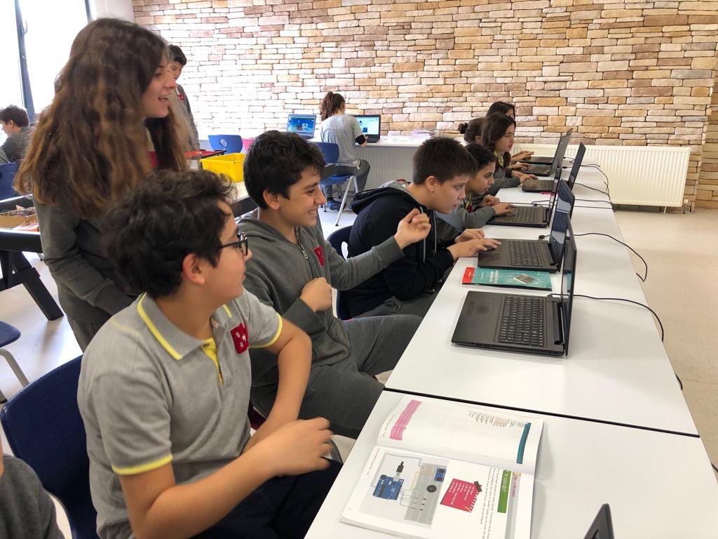 BahcesehirHatay's tweet image. Bahçeşehir Koleji öğrencileri, günümüz teknolojisini ileriye taşıyan kodlamayı eğlenerek öğreniyorlar. #BKcoding #Bahçeşehirkodluyor