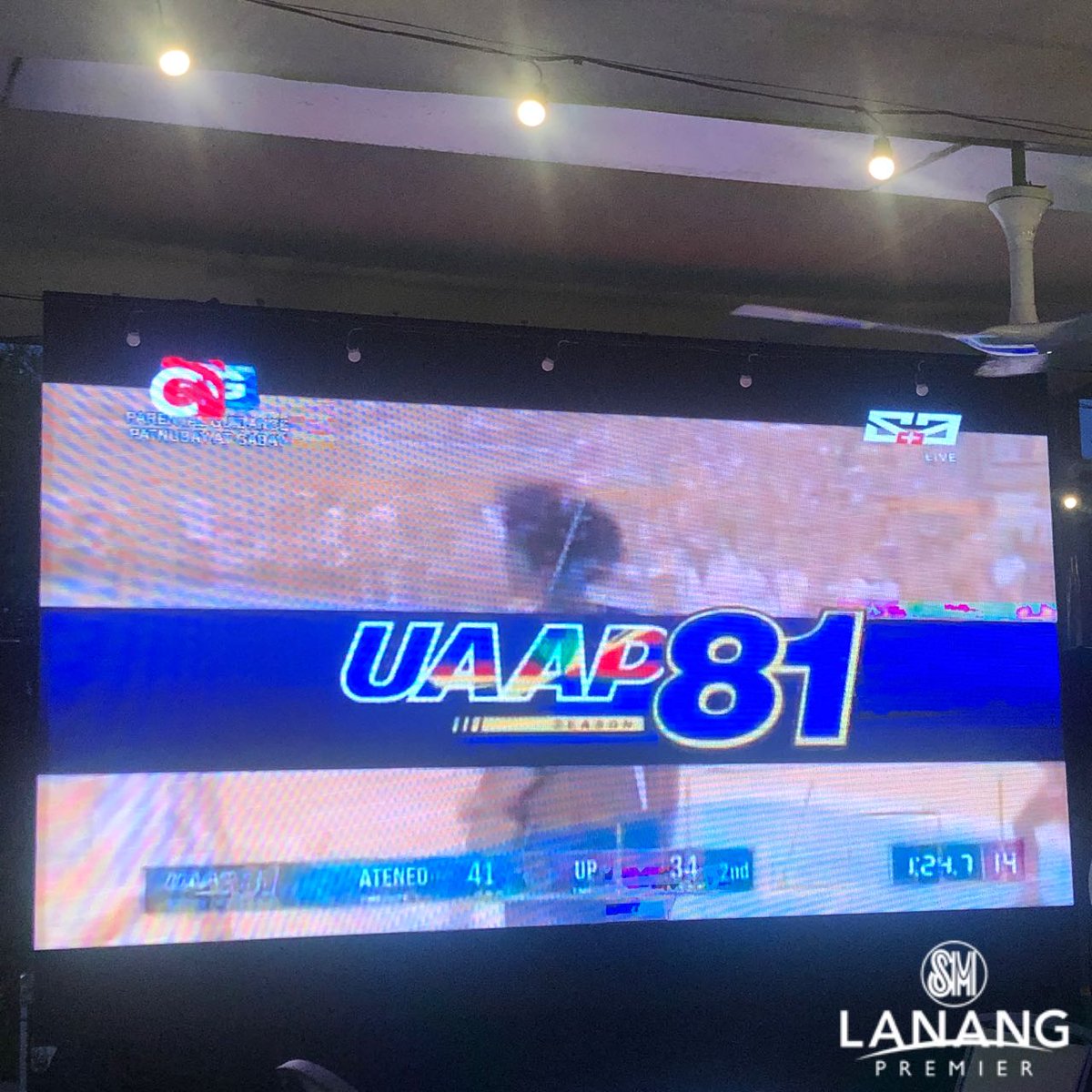 smsupermalls's tweet photo. #SpottedAtSM: Ateneo and UP supporters cheer for their teams during the #UAAP81Finals Game 2 live viewing at @SMLanangPremier! ❤️💙✨
Keep on tagging us in your fun moments while enjoying the #BattleOfKatipunan at SM!
#EverythingsHereAtSM 👉 https://t.co/qBkUqptCwO https://t.co/4L8cZSmBUs