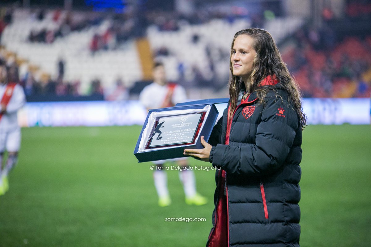 .@Alonso_Eva2 recibió su homenaje como Campeona del Mundo en #Vallecas
#Campeonisimas