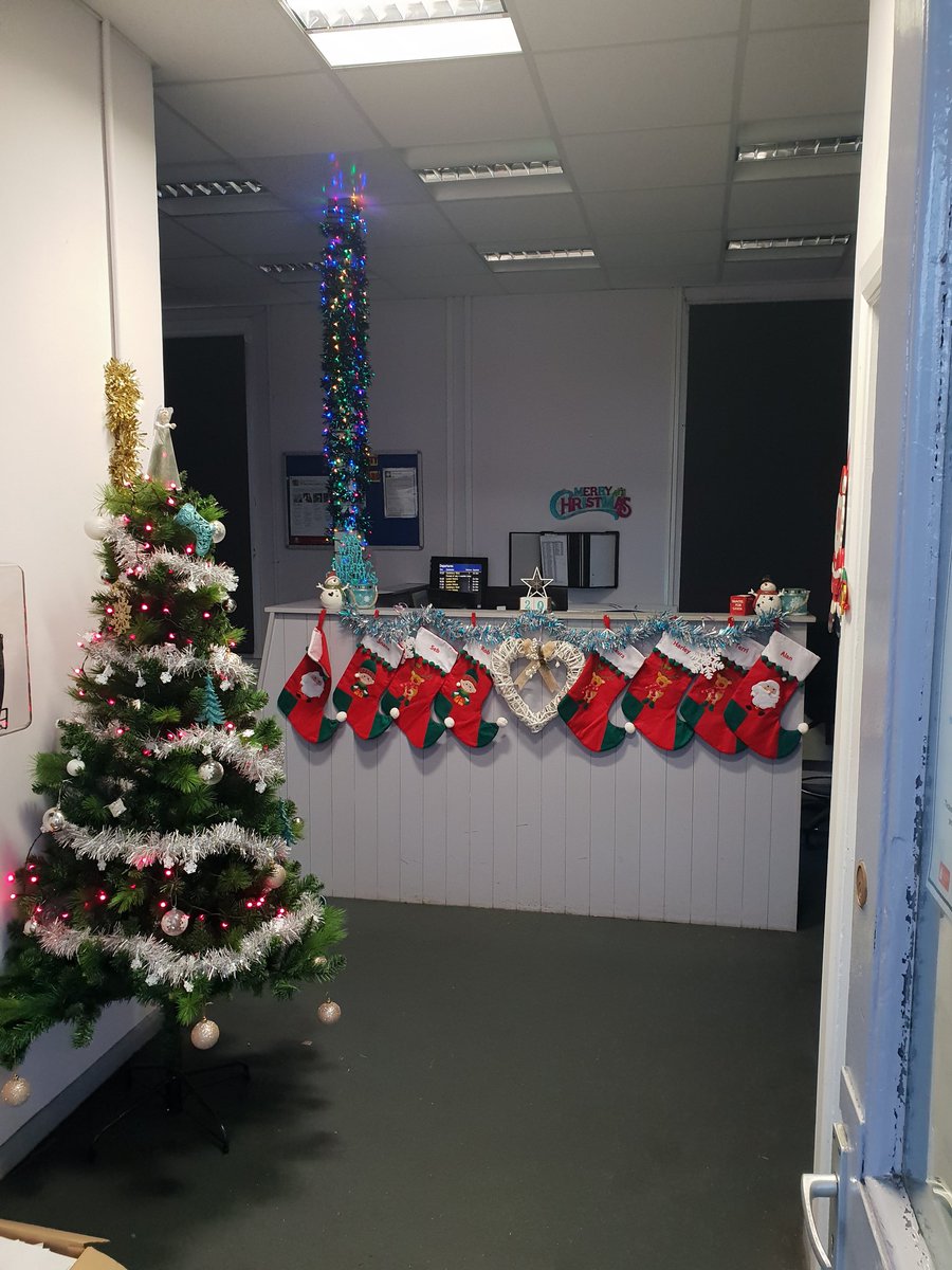 Meyouandevery1's tweet photo. Starting to look festive at Maidstone  East #SEMAIDSTONEXMAS @Se_Railway @mfraser19681 https://t.co/LjXYOxPygk