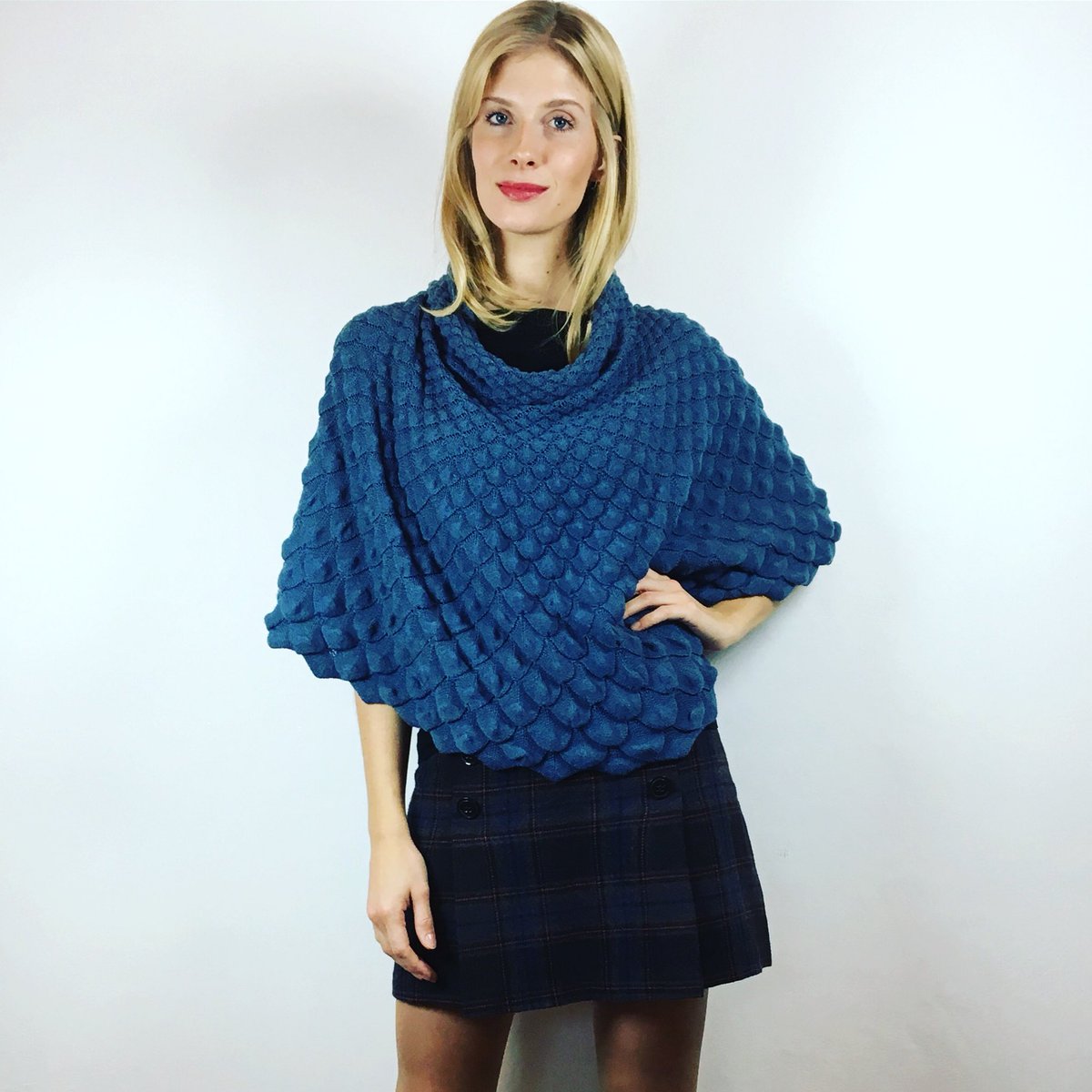 knitbykn's tweet photo. Cape, Schal, Rock -alles in einem! #kerstinnaeglerallyouknit #allyouknit #allinonepiece https://t.co/e3kNPugzES