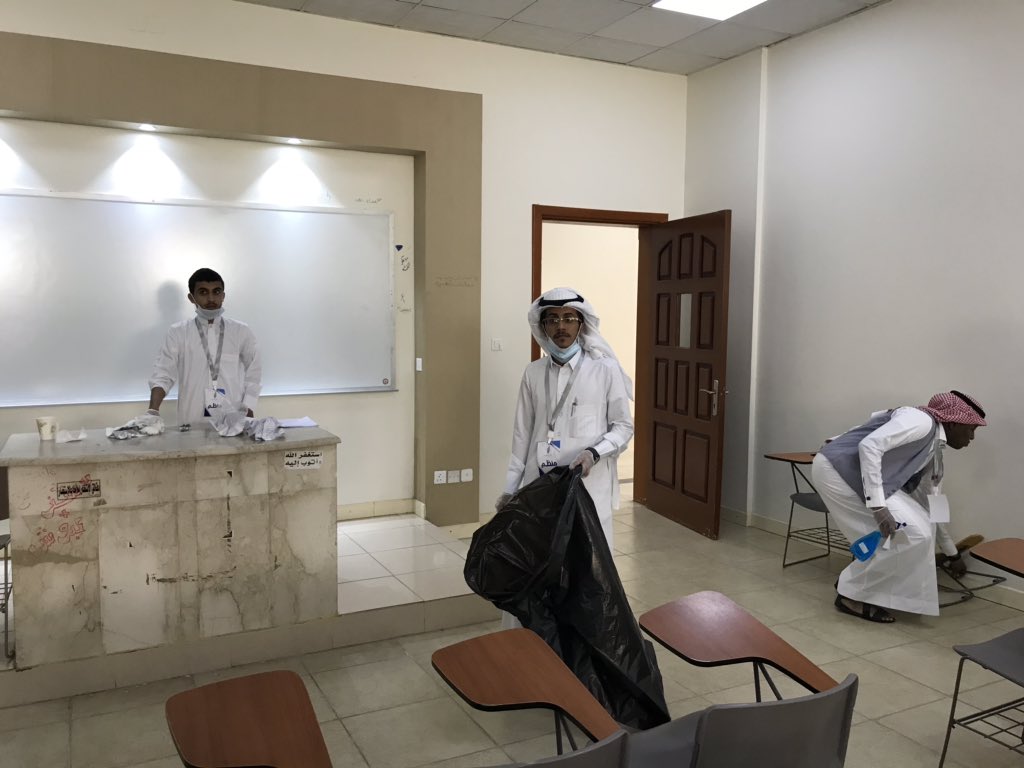 AZIR2018's tweet photo. ✨مشاركة الطلاب في تنظيف الفصول الدراسية في  فعالية تطوع بساعة المقامة بـ #جامعة_الطائف ✨ https://t.co/Drd0djS0DS
