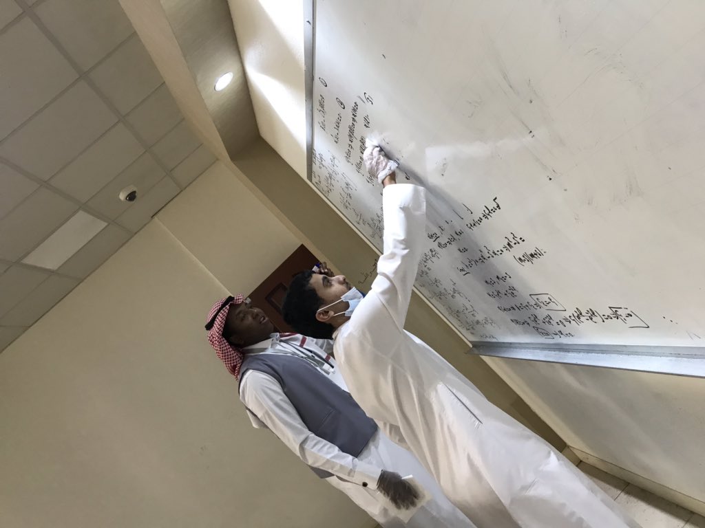AZIR2018's tweet photo. ✨مشاركة الطلاب في تنظيف الفصول الدراسية في  فعالية تطوع بساعة المقامة بـ #جامعة_الطائف ✨ https://t.co/Drd0djS0DS