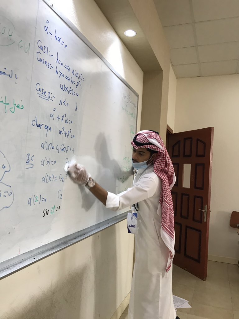 AZIR2018's tweet photo. ✨مشاركة الطلاب في تنظيف الفصول الدراسية في  فعالية تطوع بساعة المقامة بـ #جامعة_الطائف ✨ https://t.co/Drd0djS0DS