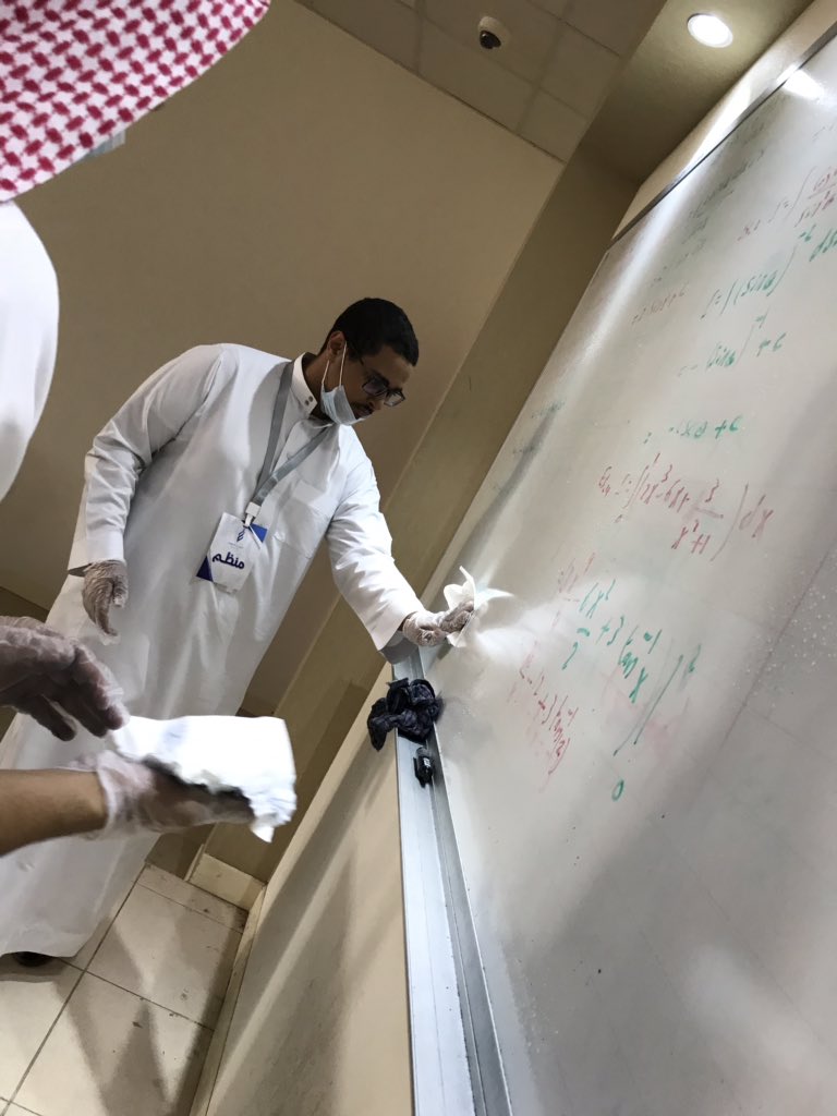 AZIR2018's tweet photo. ✨مشاركة الطلاب في تنظيف الفصول الدراسية في  فعالية تطوع بساعة المقامة بـ #جامعة_الطائف ✨ https://t.co/5HBVtSsLvr