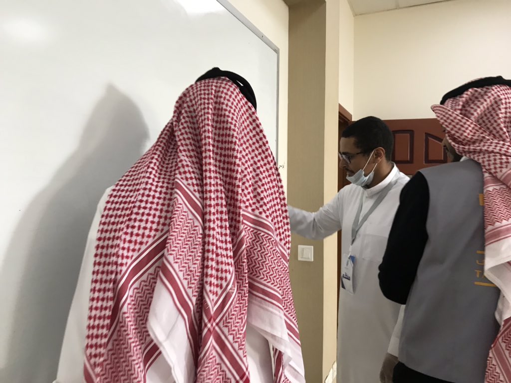 AZIR2018's tweet photo. ✨مشاركة الطلاب في تنظيف الفصول الدراسية في  فعالية تطوع بساعة المقامة بـ #جامعة_الطائف ✨ https://t.co/5HBVtSsLvr