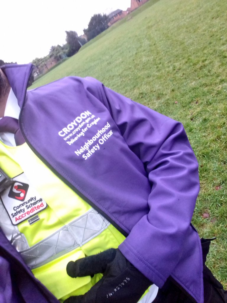 MasonTheHiker's tweet photo. Currently patrolling #PurleyBeeches, #SouthCroydon.
It is great to be speaking with the dog walkers who are enjoying the open space on this wet Wednesday morning.
#CommunityEngagement #NeighbourhoodSafetyTeam
#NeighbourhoodSafetyOfficer
#Sanderstead
#DeliveringForCroydon https://t.co/qZRKTLvrOO
