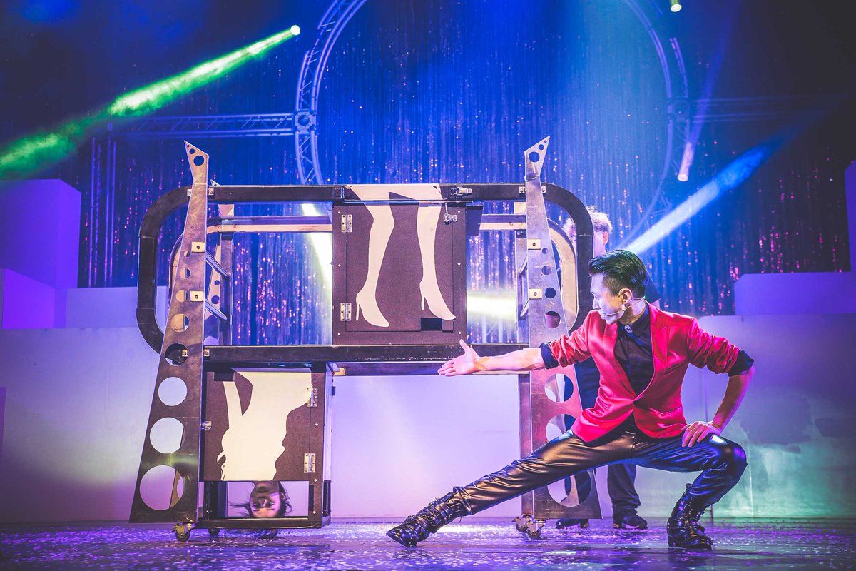 XMagic_Xin's tweet photo. 國際魔術表演大師《魔力宏》很榮幸受邀台灣最知名主題樂園《麗寶樂園》演出，《魔力宏》大型魔術專場，大型魔術人體360切割、萬箭穿心、美女漂浮、漫天飛雪，30分鐘大型魔術表演絕無冷場！成功打造一個不可思議奇幻大秀！

春酒尾牙活動報價服務完全免費！歡迎來電詢問
0921-009278
Line ID: xinmagic https://t.co/PSkHl3XBhl