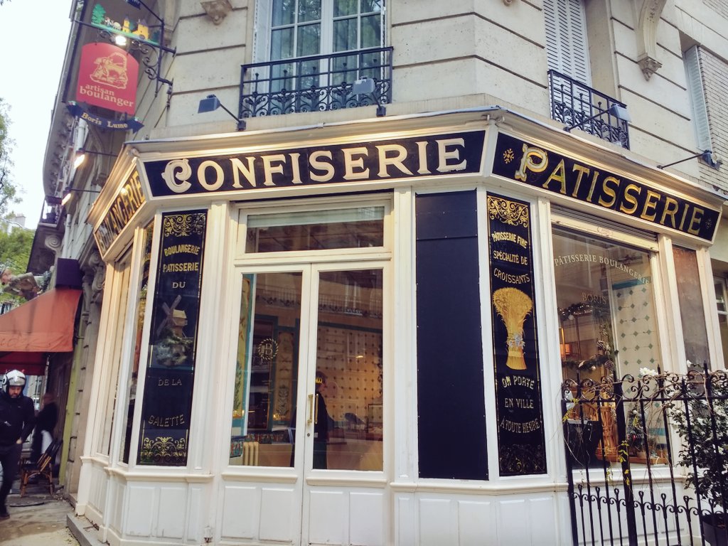 Parichanette's tweet photo. 日本人のパン職人が活躍するパリ18区のパン屋さんBoris。可愛らしいお店のウィンドウには日本の食材を使ったペストリーが点々と並んでいます。1番目を引くアンパンは抹茶の生地のなかにあんこがぎっしり！上品な甘さを追いかけるように抹茶の風味が口に広がります！最高！
48 Rue Caulaincourt, 75018 https://t.co/GCRlTYOlsA