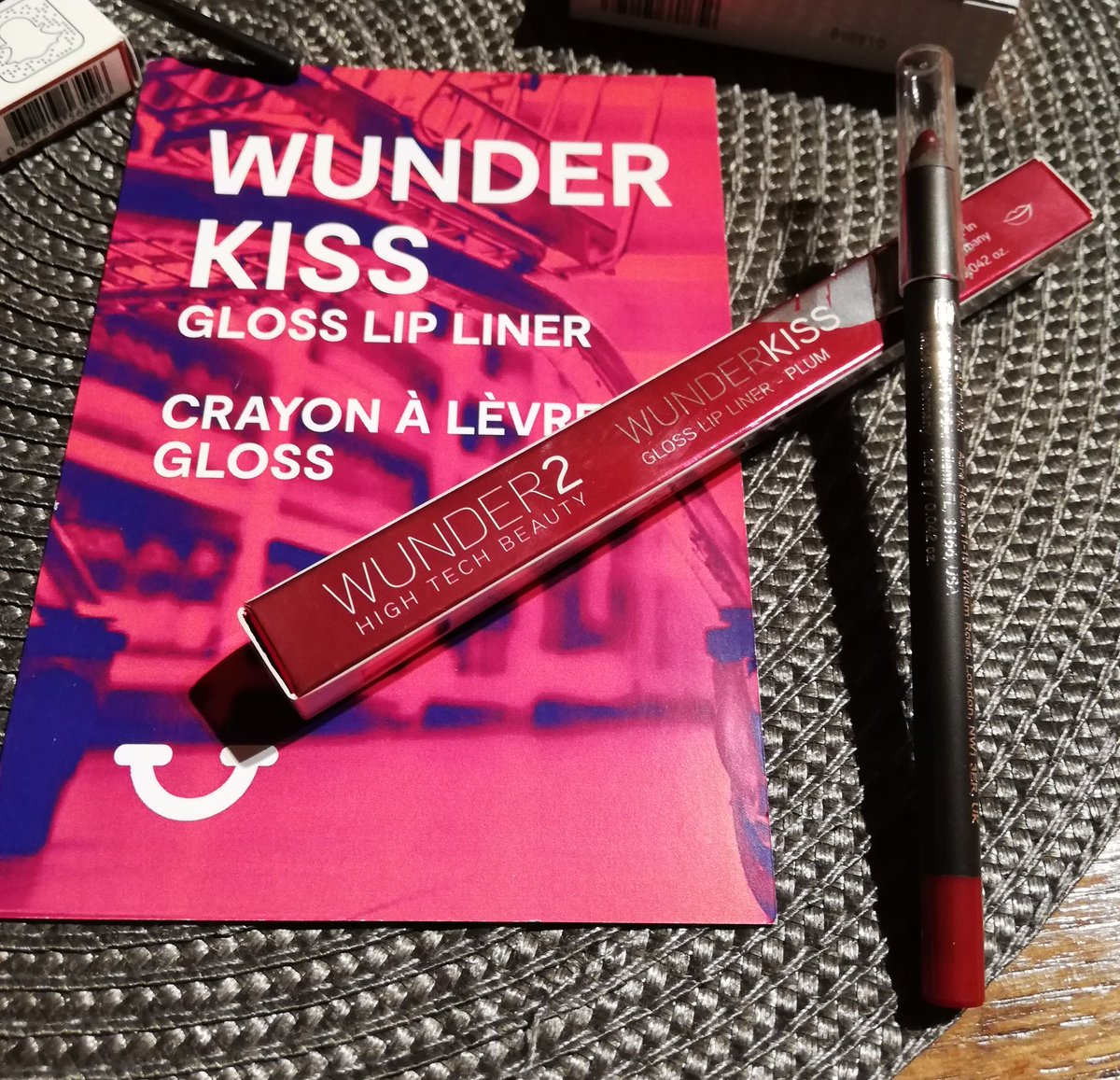 Lizanini1's tweet photo. Crayon à lèvres WUNDER KISS GLOSS LIP LINER. Formule au fini glossy est crémeuse et longue tenue. A porter seul sur l'ensemble de la bouche ou en contour des lèvres pour que le Gloss ne bouge pas. @HomeTesterClub @Wunder2_France #htcfrwunder2 #wunder2 #hometesterclub https://t.co/O9Wi39xIOZ
