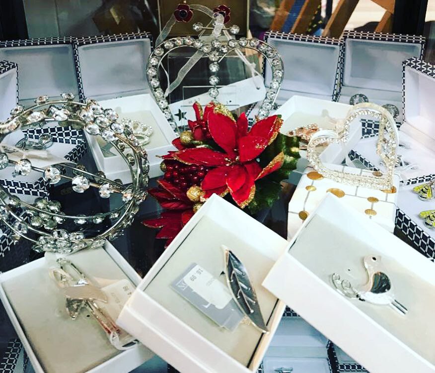 CalliopeGifts's tweet photo. Add some sparkle to Christmas - jewellery from #Calliope, traditional Xmas highlights! Instore in #Dorking, #Alton and #HaywardsHeath and online too!
https://t.co/fHG5B9P5gH https://t.co/NulneTT7rz