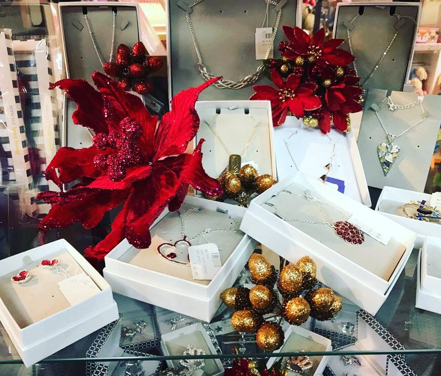Add some sparkle to Christmas - jewellery from #Calliope, traditional Xmas highlights! Instore in #Dorking, #Alton and #HaywardsHeath and online too!
calliopegifts.co.uk/departments-je…