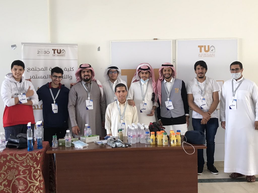 AZIR2018's tweet photo. ✨صورختامية  في مشاركة الطلاب  لفعالية تطوع بساعة المقامة بـ #جامعة_الطائف ✨ https://t.co/U2cqqiYtqm