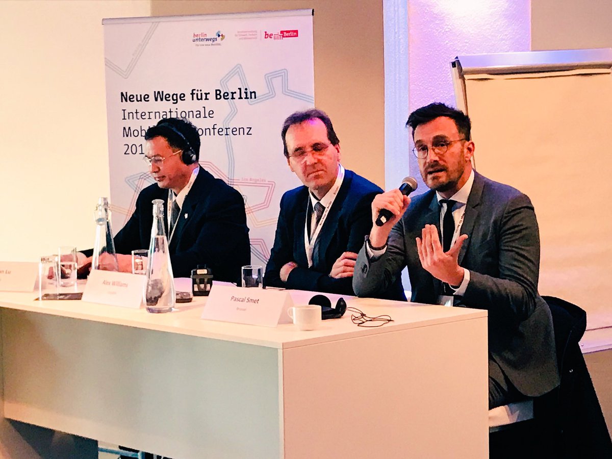 SmetPascal's tweet photo. "Die wichtigste Wegen, sind unsere Luftwegen" #neuewege2018 #mobilitysummit2018
#berlin #BrusselsForPeople https://t.co/aXMAsXLIsb