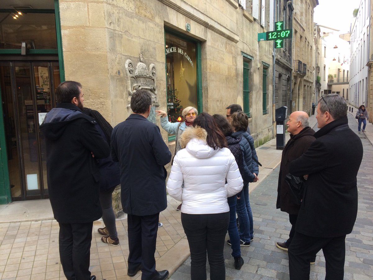 ibancourau's tweet photo. Merci Olga et @alternativewalk pour cette 1ère #visite touristique du « #Triangled’Or »!
2ème départ à 13h30 de l’Agence @BNPParibas Grand Théâtre: rejoignez-nous pour cette parenthèse #culturelle de la journée #Parlons Coeur❤️!
@Bordeaux @BanquesAlim #solidaire #mecenat https://t.co/ew3ZBTcYDT